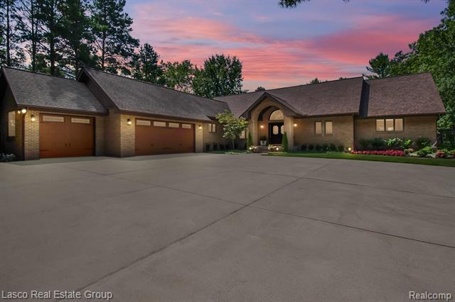 front view picture of 9256 Fenton Road, Grand Blanc, MI. 48439