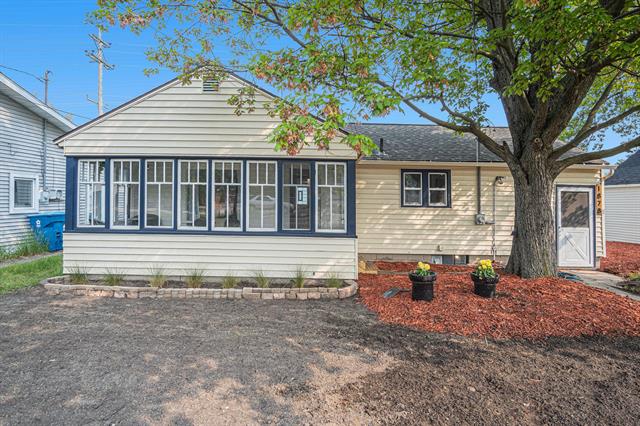 front view picture of 1878 Lakeshore Drive, Muskegon, MI. 49441