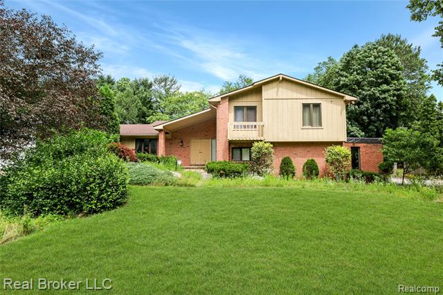 front view picture of 1321 Highland Meadows Drive, Flint, MI. 48532