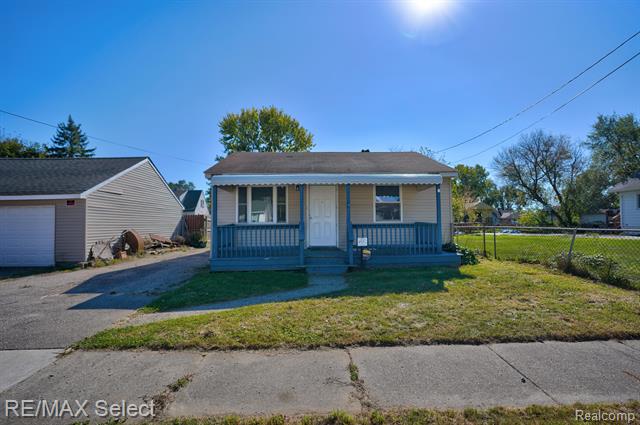 front view picture of 2064 E Parkwood Avenue, Burton, MI. 48529