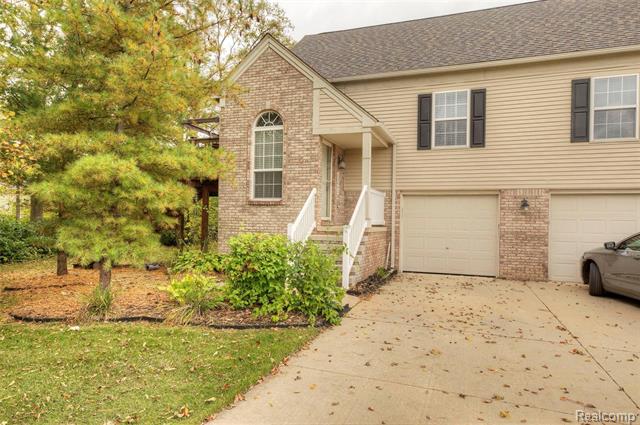 front view picture of 13682 Pinewood Lane, Belleville, MI. 48111