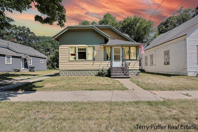 front view picture of 594 Oak Avenue, Muskegon, MI. 49442