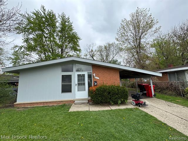 front view picture of 29234 Fairfax St, Southfield, MI. 48076