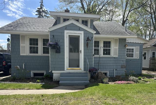 front view picture of 902 Beechwoodne  Street, Grand Rapids, MI. 49505