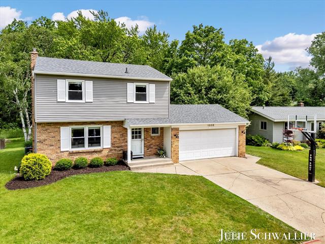 front view picture of 1038 N Hamptonne  Drive, Grand Rapids, MI. 49505