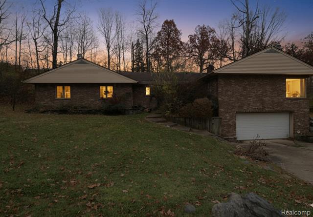 front view picture of 29200 Wildbrook Dr, Southfield, MI. 48034