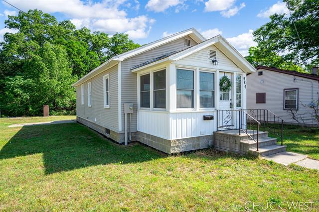 front view picture of 986 E Keating Avenue, Muskegon, MI. 49442
