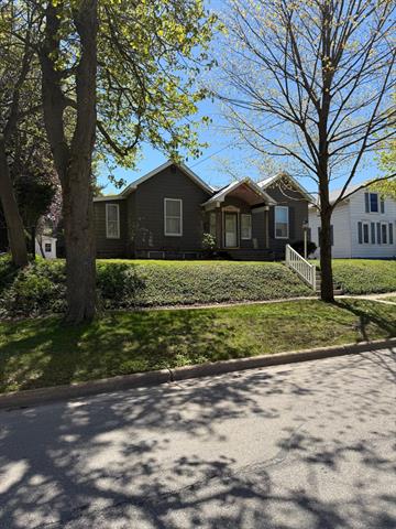 front view picture of 479 Fourth Street, Manistee, MI. 49660