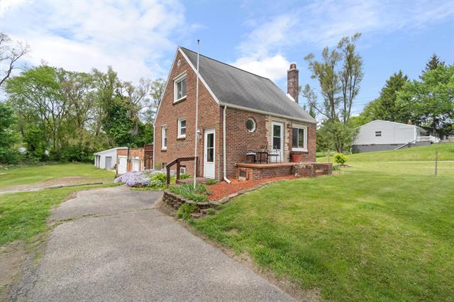 front view picture of 142 Maple St, Michigan Center, MI. 49254