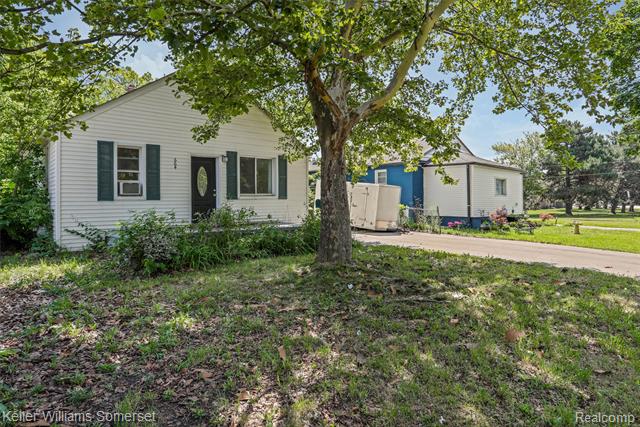 front view picture of 664 Emerson Avenue, Pontiac, MI. 48340