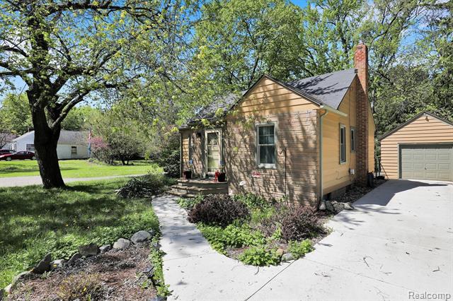 front view picture of 1001 N Waverly Road, Lansing, MI. 48917
