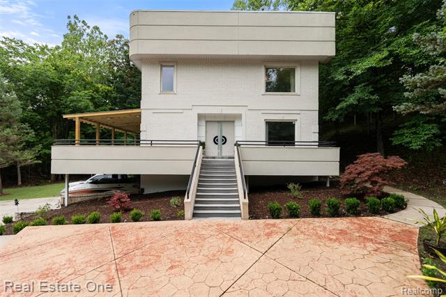 front view picture of 29230 Wildbrook Dr, Southfield, MI. 48034