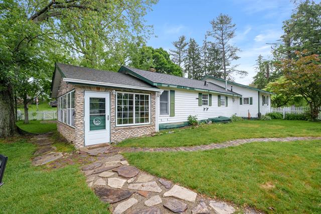 front view picture of 92282 Entrance Drive, Lawton, MI. 49065