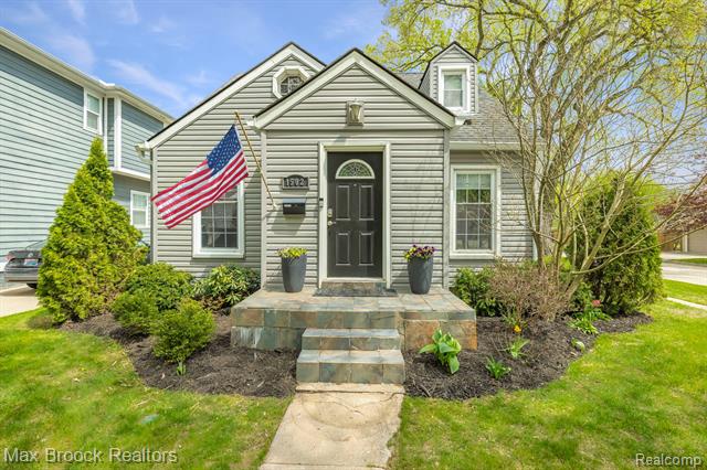 front view picture of 1502 N Altadena Ave, Royal Oak, MI. 48067