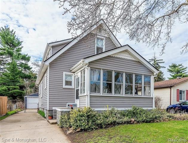 front view picture of 230 Dewey St, Royal Oak, MI. 48067