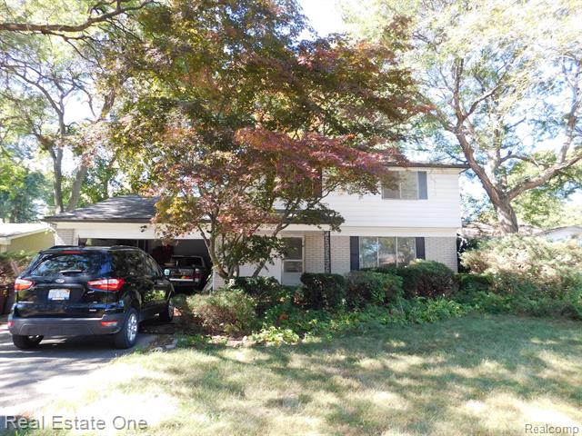 front view picture of 29355 Heritage Ln, Southfield, MI. 48076
