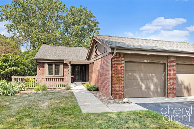 front view picture of 1323 Suncrestne  Drive, Grand Rapids, MI. 49525