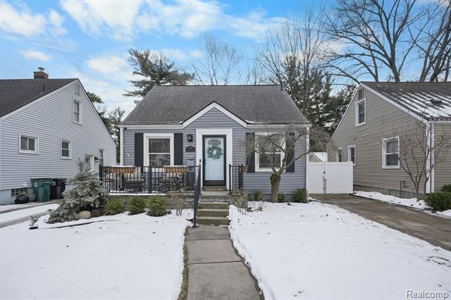 front view picture of 330 Dewey St, Royal Oak, MI. 48067