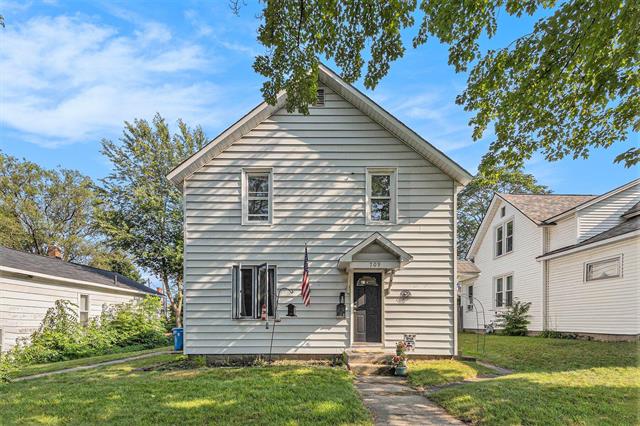 front view picture of 709 E Loomis Street, Ludington, MI. 49431