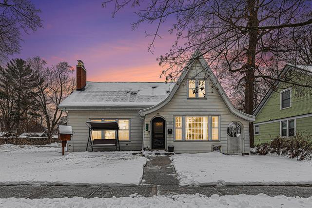 front view picture of 218 W Grove, Greenville, MI. 48838