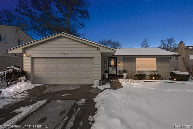 front view picture of 19580 Northbrook Dr, Southfield, MI. 48076