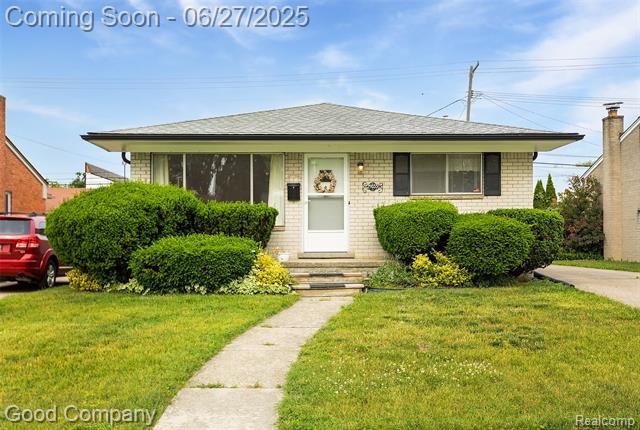 front view picture of 29035 Spoon Ave, Madison Heights, MI. 48071
