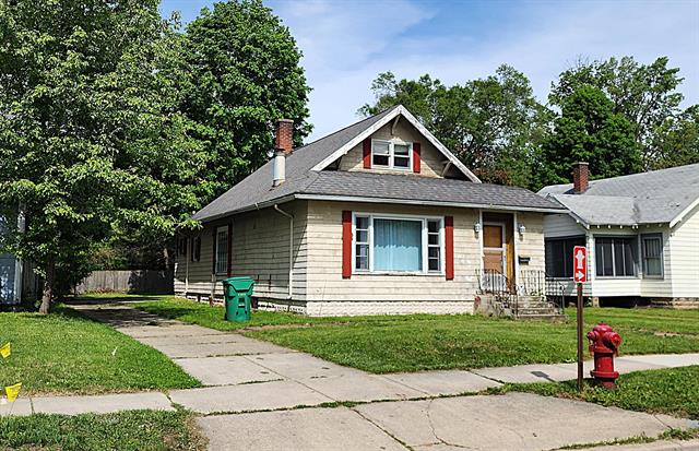 front view picture of 1006 N Main Street, Three Rivers, MI. 49093