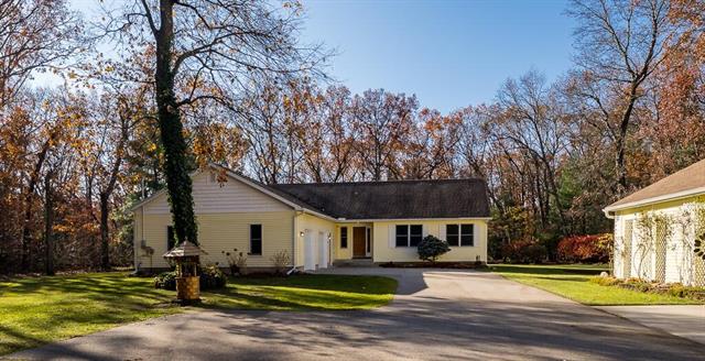 front view picture of 423 Fernwood Lane, Muskegon, MI. 49442