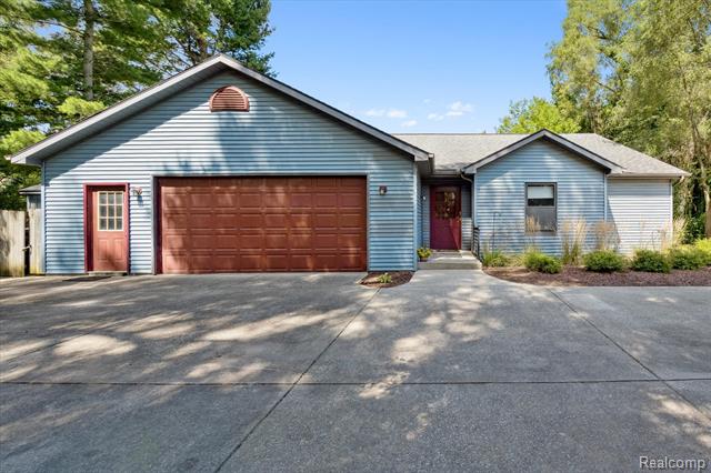 front view picture of 10419 Maple Road, Hartland, MI. 48353