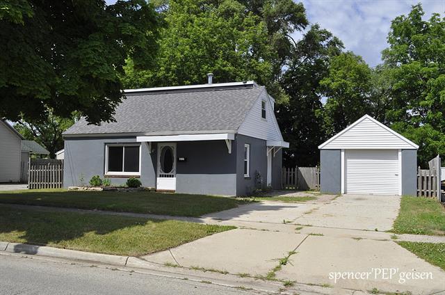 front view picture of 407 S Bower Street, Greenville, MI. 48838