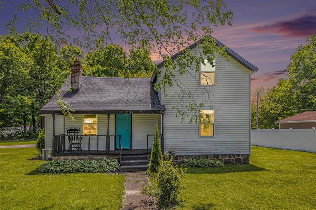 front view picture of 512 E Cass Street, Schoolcraft, MI. 49087