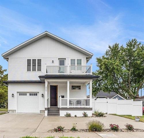 front view picture of 805 W Loomis Street, Ludington, MI. 49431