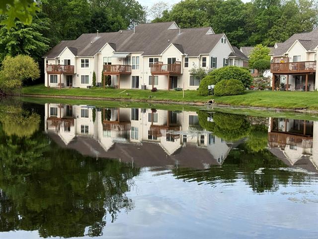 front view picture of 119 Pondview Court, Brighton, MI. 48116