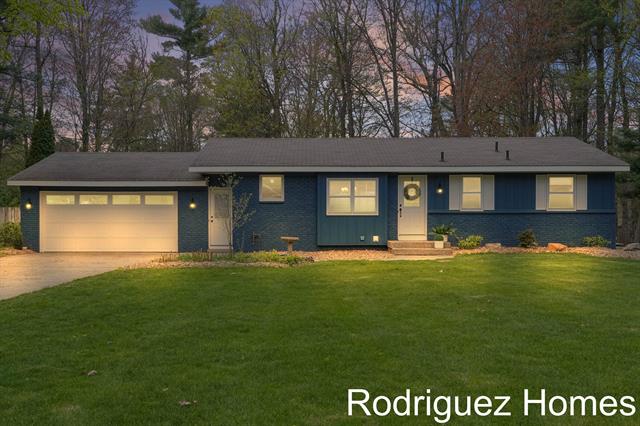 front view picture of 6895 Pinebrook Drive, Hudsonville, MI. 49426