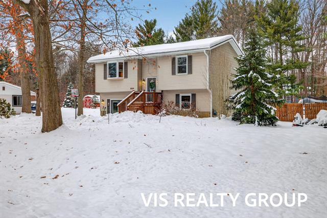 front view picture of 19210 Glendale Circle, Spring Lake, MI. 49456