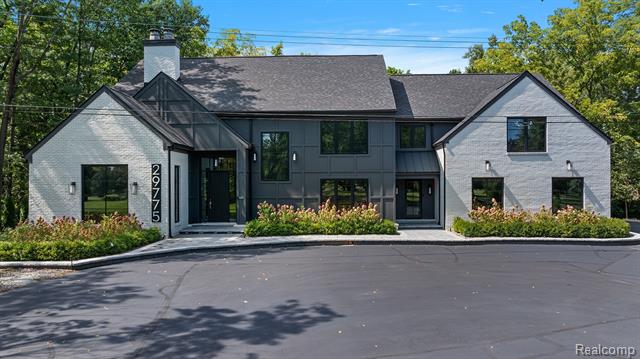 front view picture of 29775 Bristol Ln, Franklin, MI. 48025