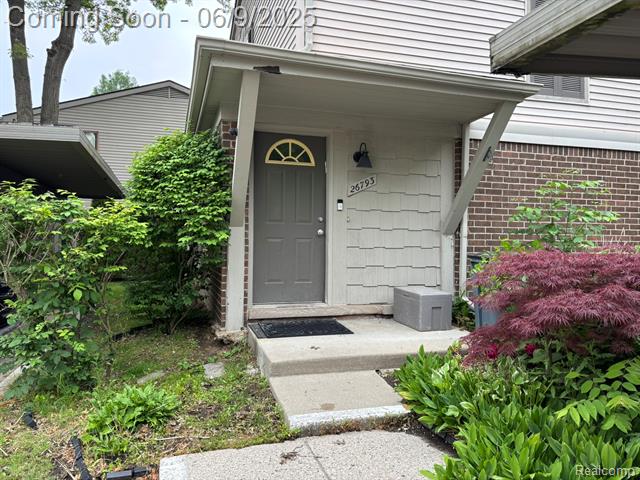 front view picture of 26793 Farmbrook Villa Dr, Southfield, MI. 48034