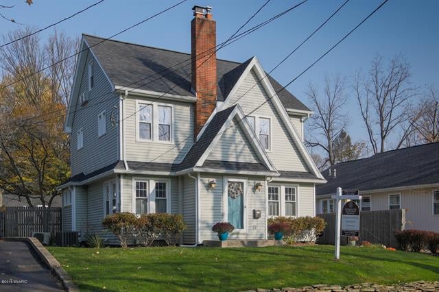 front view picture of 722 Montrose Avenue, Kalamazoo, MI. 49008
