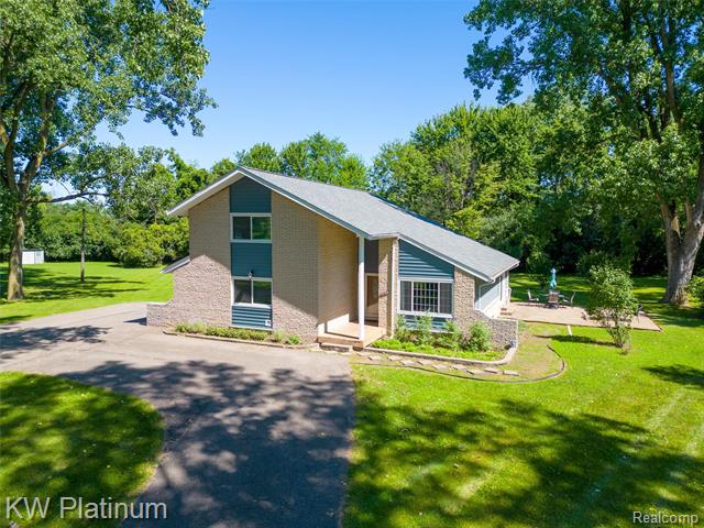 front view picture of 29300 Murray Crescent Dr, Southfield, MI. 48076