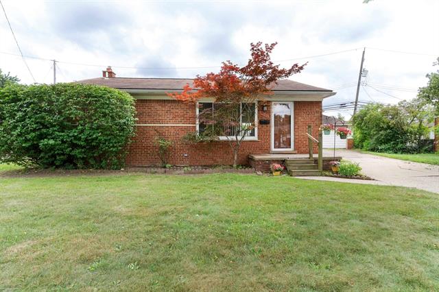 front view picture of 29100 Fourner Ave, Madison Heights, MI. 48071