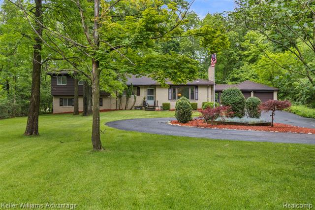 front view picture of 29866 Woodland Dr, Southfield, MI. 48034