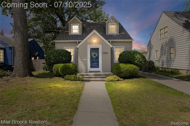 front view picture of 903 Oakridge Ave, Royal Oak, MI. 48067