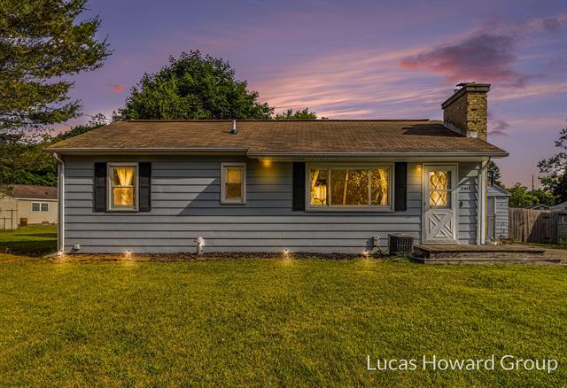 front view picture of 2411 Oakcreek Avenue, Kalamazoo, MI. 49004