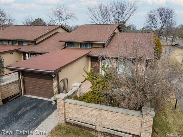 front view picture of 19810 Villa Dr S, Southfield, MI. 48076
