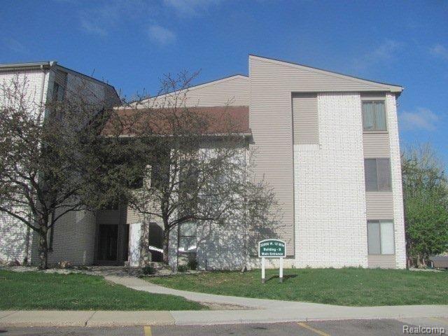 front view picture of 32005 W 12 Mile Rd, Farmington, MI. 48334