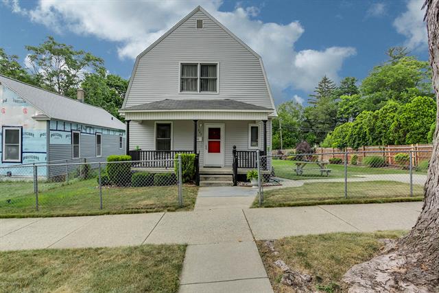 front view picture of 545 Woodlawnse  Street, Grand Rapids, MI. 49507