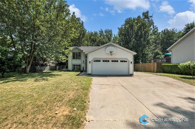 front view picture of 3218 Hazelnutnw  Drive, Grand Rapids, MI. 49504