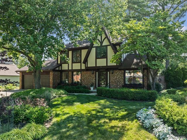front view picture of 28555 Balmoral Way, Farmington, MI. 48334