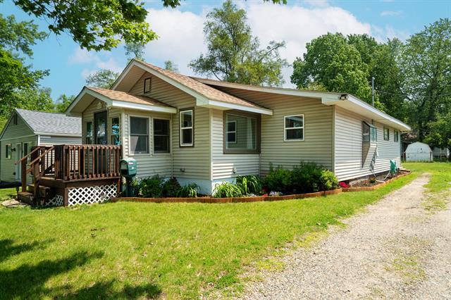 front view picture of 100 N Woodlawn Avenue, Battle Creek, MI. 49037