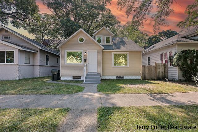 front view picture of 1688 Superior Street, Muskegon, MI. 49442